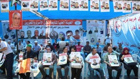 بالصور: اعتصام وسط رام الله دعما للأسرى