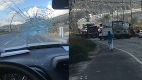 مستوطنون يعتدون على مركبات المواطنين قرب الخليل