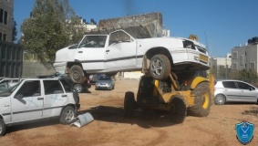 اتلاف عشرات المركبات المشطوبة بالخليل