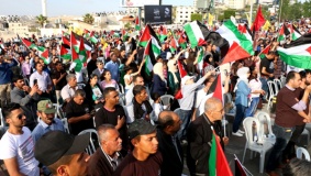 بالصور|| الالاف يتضامنون مع الاسرى المضربين قرب ميدان مانديلا