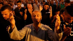 القدس تحتفل بإزالة الحواجز والمنصات الحديدية من محيط الأقصى