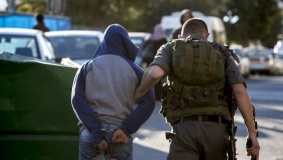 الاحتلال يعتقل فتى من القدس ويعتدي على والدته وشقيقه