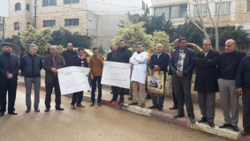 وقفة للقطاع الصحي بطوباس احتجاجا على قرار ترامب