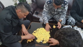 ضبط معمل تصنيع معسل ومنشطات جنسية في الخليل