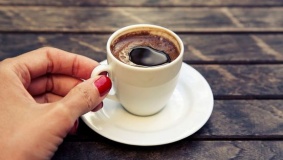 علماء يحذرون من شرب القهوة والشاي على متن الطائرة