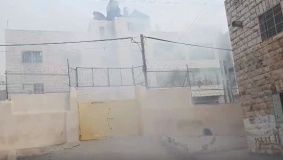 إصابة الطلبة والمعلمين في مدرسة بالخليل بالاختناق بغاز الاحتلال