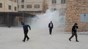 الاحتلال يهاجم طلبة المدراس بقنابل الغاز في الخليل