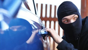 لص يسرق سيارة بركابها في رام الله