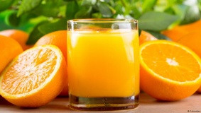 دراسة: شرب عصير البرتقال يومياً يخفض خطر الإصابة بمرض شائع