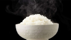 خبراء يحذرون من أخطاء خطيرة في طهي الأرز وحفظه
