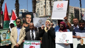 مسيرة للمطالبة باسترداد جثامين الشهداء في رام الله