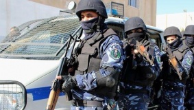 شرطة الخليل تقبض على سيدة وابنتها بتهمة السرقة