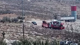 الاحتلال يوقف العمل ببناء مصنع في الخليل ويصادر معداته