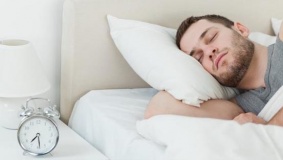 لماذا يتكلم البعض أثناء النوم؟