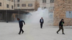الاحتلال يهاجم بقنابل الغاز مدارس جنوب الخليل