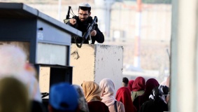 جيش الاحتلال يهاجم المتوافدين على القدس بالغاز
