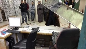 أشخاص يحطمون قسم الطوارئ بمشفى الخليل الحكومي