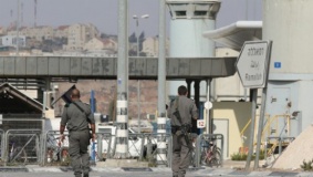 اعتقال فتاة من جنين على حاجز قلنديا بزعم حيازتها سكينا