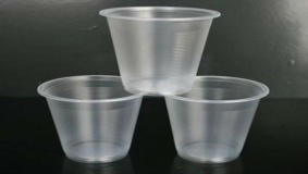 ما هي خطورة الأكواب والملاعق البلاستيكية على الإنسان؟