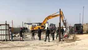 القدس: الاحتلال يهدم منزلاً ويخطر 20 منشأة
