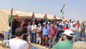 أداء صلاة الجمعة في خيمة الاعتصام ببادية القدس