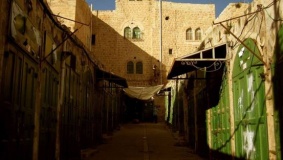 الاحتلال يغلق المحال التجارية بالبلدة القديمة في الخليل