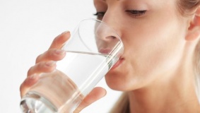 فوائد كثيرة لشرب الماء صباحاً.. تعرف عليها