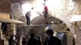 الخليل: مستوطنون يثبتون حجراً عليه شمعدان بالبلدة القديمة
