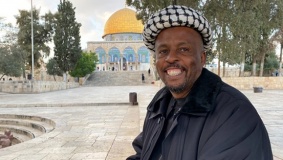 شاب يكمل رحلته مشياً من جنوب أفريقيا إلى القدس