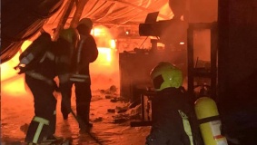 صور: إخماد حريق مصنع بلاستيك في بيت أمر بالخليل