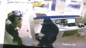 مجهولون يسطون على محل للصرافة في الخليل
