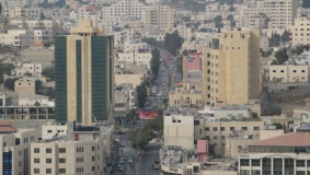 الشرطة تغلق 20 مقهى وتقبض على 5 أشخاص غير ملتزمين في الخليل
