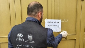 اغلاق محل تجاري يبيع مواد منتهية الصلاحية بالخليل
