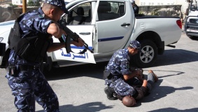 الخليل: مداهمة وكر لتجارة المخدرات والقبض على 6 مطلوبين