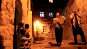 الاحتلال يهدد مسحراتي حي وادي الجوز بالقدس
