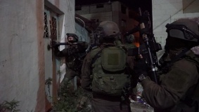 جيش الاحتلال ينكل بشقيقين في الخليل ويعتقل أحدهما