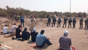 صور|  إقامة صلاة الجمعة على الأراضي المهددة بطولكرم