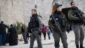 الاحتلال يغلق باب العامود وعدة احياء في القدس الإثنين