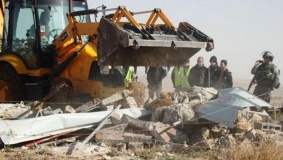 جرافات الاحتلال تدمر عشرات الأشجار غرب الخليل