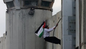 رفع الأعلام الفلسطينية وسط مستوطنة قرب بيت لحم