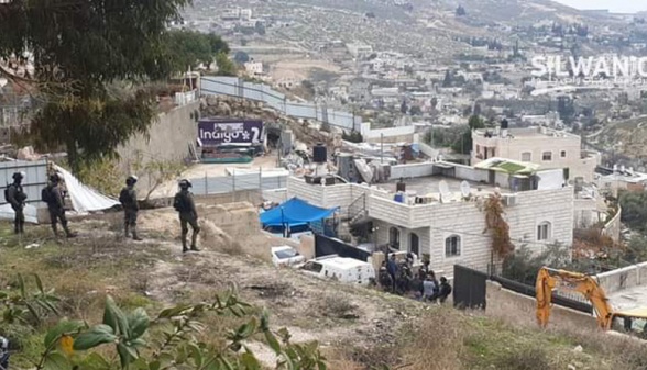 الاحتلال يجبر مقدسيا على هدم منزله في بيت حنينا