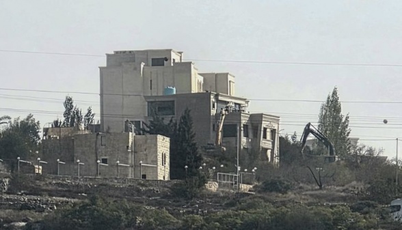 الاحتلال يهدم عمارة سكنية في الخليل ويغلق مداخل المدينة ومخارجها