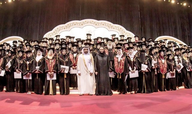 فيديو: زوجة أمير قطر "تخرج عن النص" في حفل تخرجها