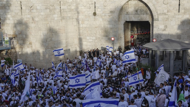 غانتس يوصي بإلغاء مسيرة الأعلام في القدس