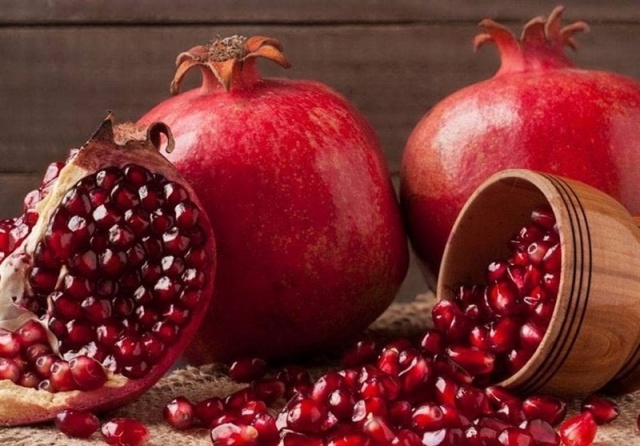 يعالج الالتهابات.. فوائد مذهلة لتناول الرمان