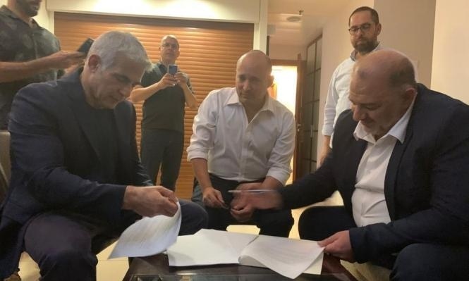 تجميد كامينيتس 3 سنوات.. عباس ولبيد يوقعان اتفاقية ائتلافية