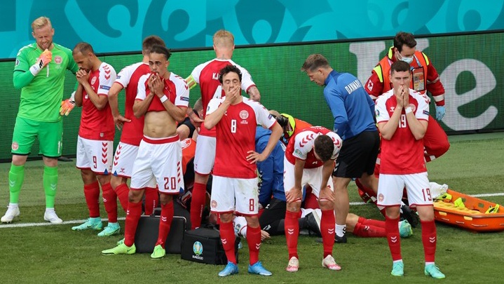شاهد لحظة سقوط اريكسن لاعب منتخب الدنمارك على أرض الملعب