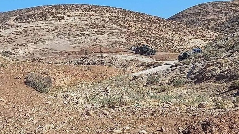 الاحتلال يعيد تجريف طرق زراعية في مسافر يطا
