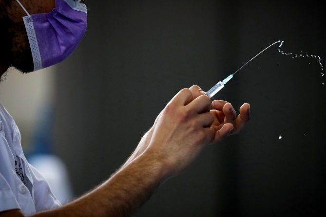 الصحة العالمية تحذر وتنصح متلقي لقاح كورونا