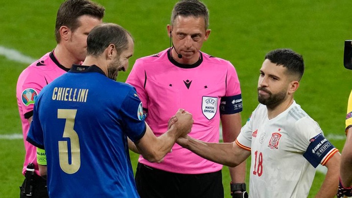 تفاصيل ما جرى بين كيليني وألبا قبل ركلات الترجيح بين إيطاليا وإسبانيا
